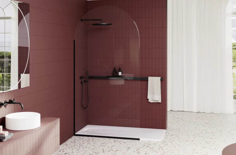 Modernes Bad mit offener Dusche, bordeauxfarbenen Fliesen, schwarzer Armatur, Haltegriff und hellem Terrazzo-Boden.