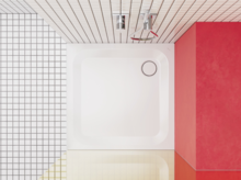 Quadratische Duschwanne mit wandbündiger Armatur, kombiniert mit weißen Fliesen und roter Wand in modernem Design.