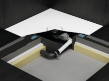 Piatto doccia ad angolo con box d’installazione e scarico flessibile sotto il pavimento piastrellato.