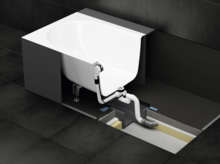 Badkuip met deels zichtbare onderbouw en installatiebox voor afvoeraansluiting onder de tegelvloer.